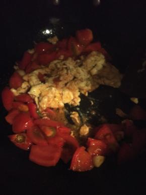 鸡蛋成型后就加入番茄一起炒