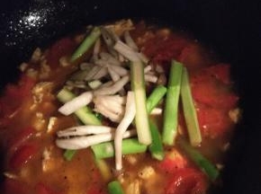 鸡蛋和番茄炒匀后加水，放入蟹味菇和芦笋（如果是生的玉米粒现在就加，熟的罐装玉米粒可以等面煮好后加）