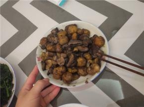 加入栗子，放入适量的盐、酱油、耗油进行调味，加入适量的热水，待水烧干之后关火出锅