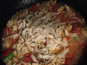 半分钟后加入面条，加盐调味