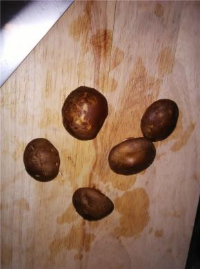 香菇清洗干净，切片