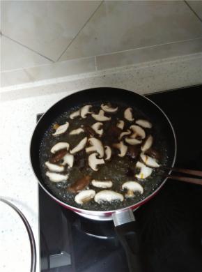 锅内适量的水，加入香菇，放入适量的蚝油