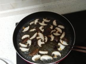 锅内适量的水，加入香菇，放入适量的蚝油