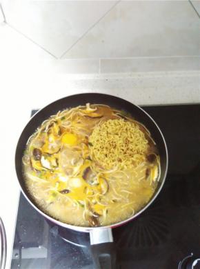 水烧开之后加入准备好的面条