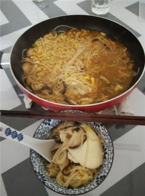 放入调料，鸡蛋，喜欢糖心蛋的可以稍晚再放入鸡蛋，面条熟软之后关火出锅