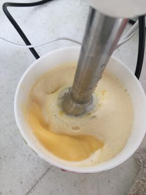 加入融化后的黄油，打至蛋油融合