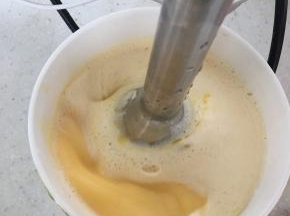 加入融化后的黄油，打至蛋油融合