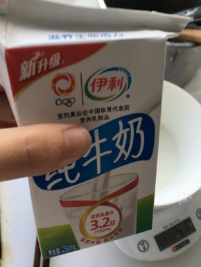 再加入牛奶，搅拌均匀
