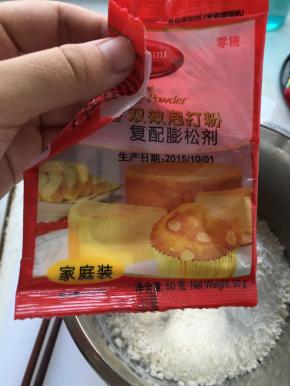 加入过筛的面粉和泡打粉，用刮刀翻拌至无颗粒的蛋糕糊