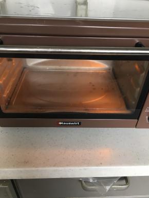 烤箱预热至160℃，蛋糕糊倒入纸杯模型（装置7分满即刻）