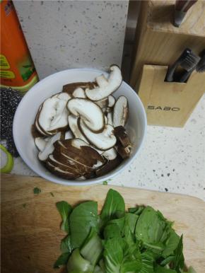 油菜清洗干净切片，备用