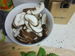 油菜清洗干净切片，备用
