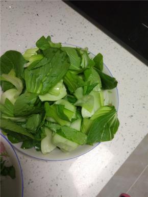油菜清洗干净控干水分，切小块备用