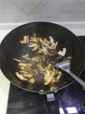 锅内放油放入葱姜蒜爆香，加入香菇进行翻炒