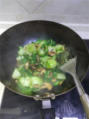 加入适量盐、酱油、醋进行调味，香菇炒软之后加入油菜