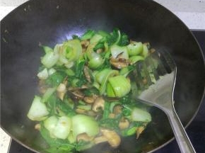 加入适量盐、酱油、醋进行调味，香菇炒软之后加入油菜