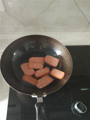 火腿、面包放入锅内煎热