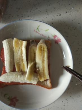 一片面包上面铺一层火腿，一层香蕉再一层火腿
