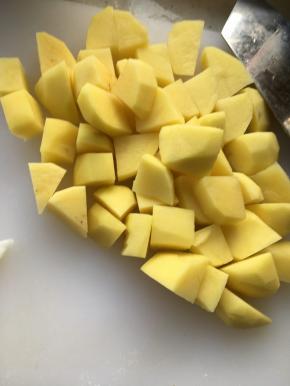 2.土豆削皮去疤，切成滚刀状小块。