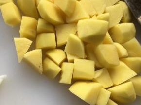 2.土豆削皮去疤，切成滚刀状小块。