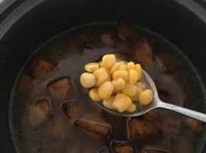 7.把土豆和玉米粒倒入生米上，像电饭锅平时煮饭一样煮饭即可