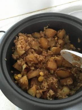 8.饭煮好后，开盖拌匀土豆和饭，就可以装入便当盒，加点黄瓜或其他蔬菜成为一份上班族的便当了。