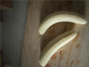 香蕉两根，去皮备用