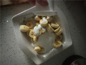 准备好的材料放入打的碗你，拌匀