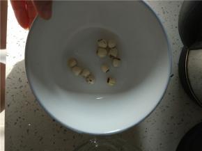 莲子洗净泡软