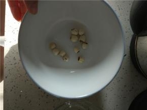 莲子洗净泡软