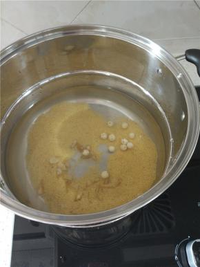 所有材料一起放入锅内