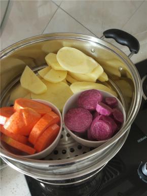 准备好的食材放入锅内大火蒸熟，压成泥