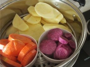 准备好的食材放入锅内大火蒸熟，压成泥