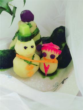 土豆您做成雪人形状，放上其他的装饰品