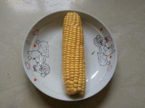将玉米洗净装盘待用