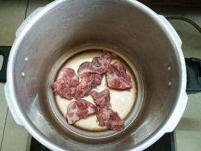 将排骨洗净，入锅加水，开火快速地焯一下水