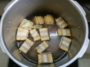 倒掉焯排骨的水，加入切好的玉米、生姜，加入适量的水