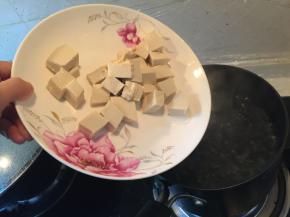 在锅里烧开水，把豆腐加入沸水中，加点盐