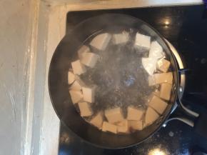 沸水中煮到豆腐浮起来