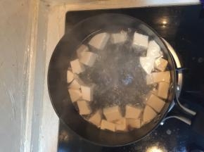 沸水中煮到豆腐浮起来