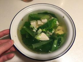 汤里加入少许盐和香油，立刻出锅，保证清新的口感