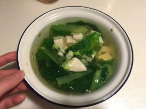 汤里加入少许盐和香油，立刻出锅，保证清新的口感
