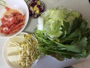 将肥牛准备好，将茼蒿、白菜、豆芽洗净，将豆腐切块、姜、洋葱切片备用