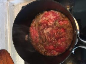 在锅里加少量的油，加入少量酱油、料酒、盐和糖，把肥牛加入煸白，