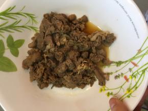 把肥牛煸好捞出，沥掉水分