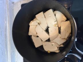 把豆腐煎一下，豆腐两面金黄后捞出