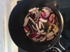 锅里加入油，把洋葱、姜炒一下