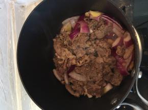 锅里再加入肥牛一起炒香