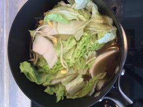 之后，加入适量水，把豆芽、白菜放进去煮开