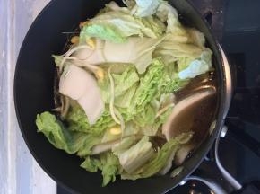 之后，加入适量水，把豆芽、白菜放进去煮开